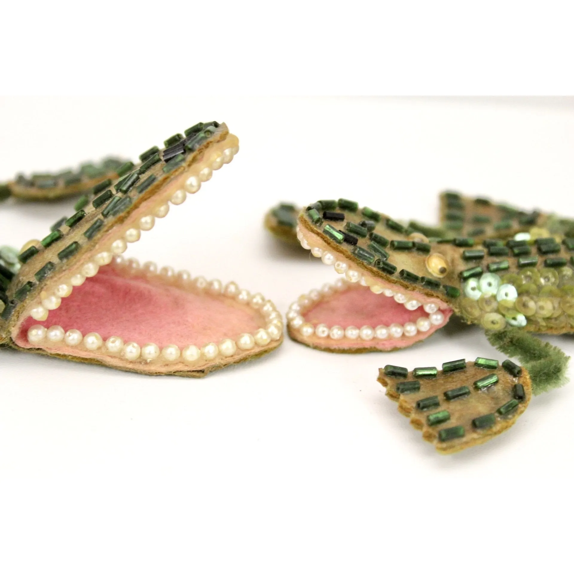 Cute Vintage Fridge Magnet  Sequin Felt Alligators  Pearl Teeth 1950S Florida