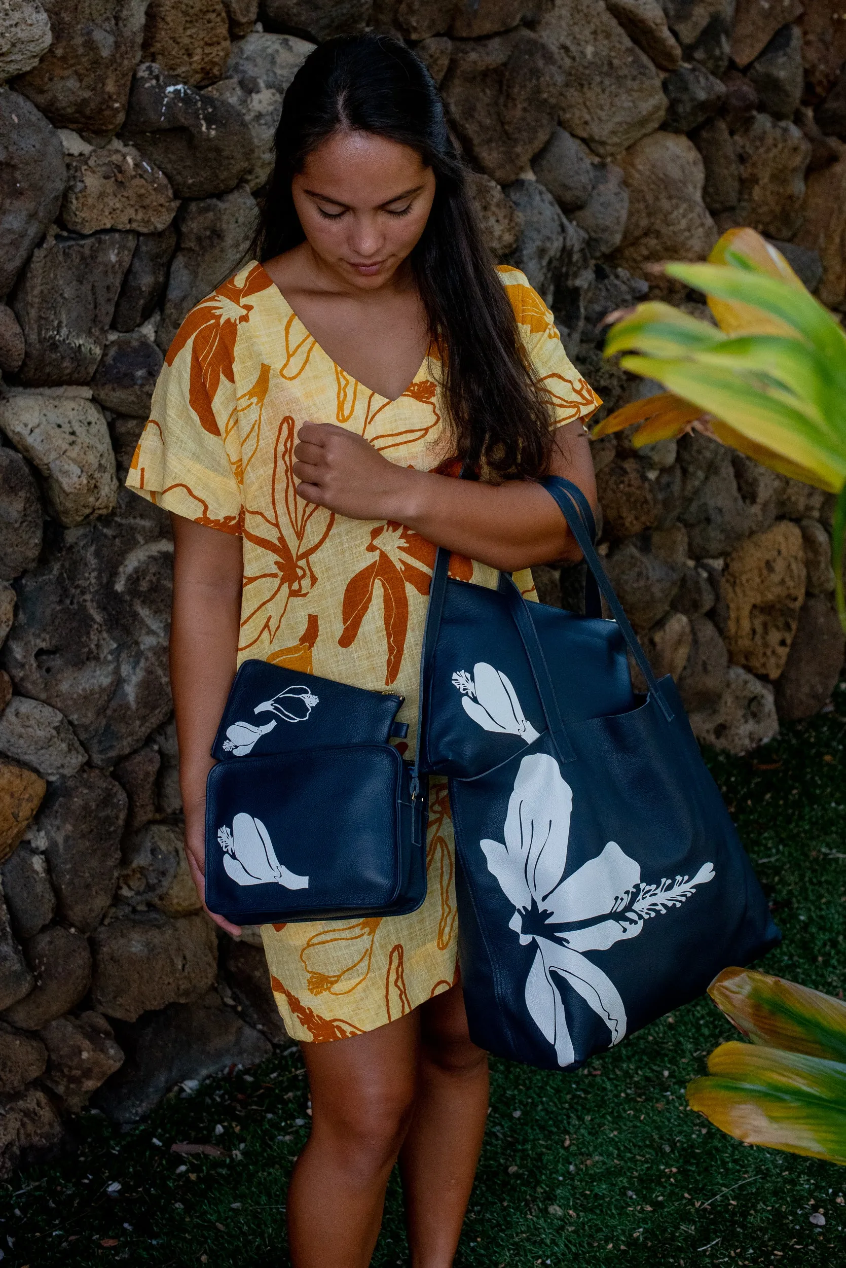 Kaʻilihiwa | Leather clutch - Pua aloalo - navy - *ASF*