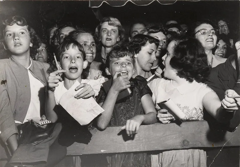 Untitled (kids waiting for autograph)